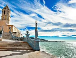 Barcelona: Premium Sailboat Ride with Walking Tour & Winery Visit in Sitges